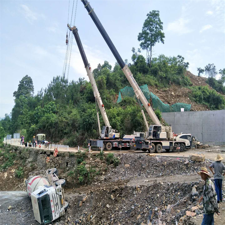 浦城县汽车掉沟里叫吊车救援要多少钱